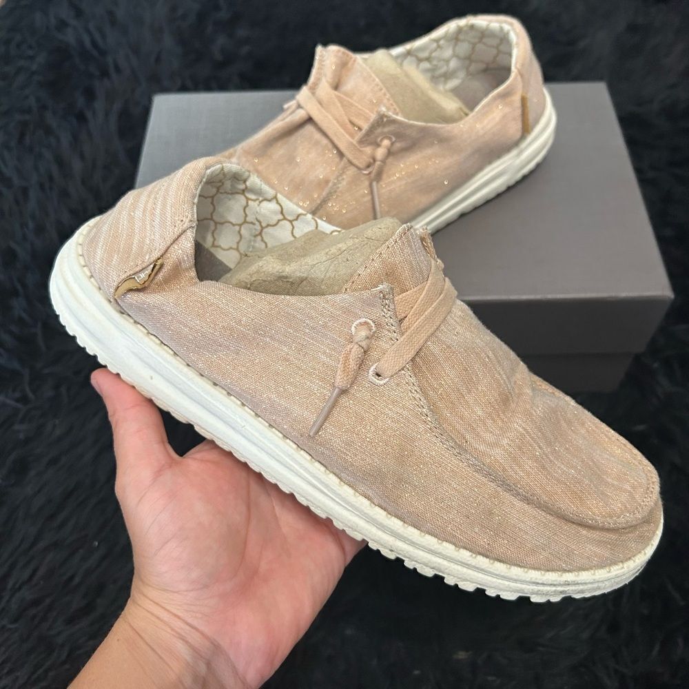 HEY DUDE tan glitter casual shoes sneakers women’s 8